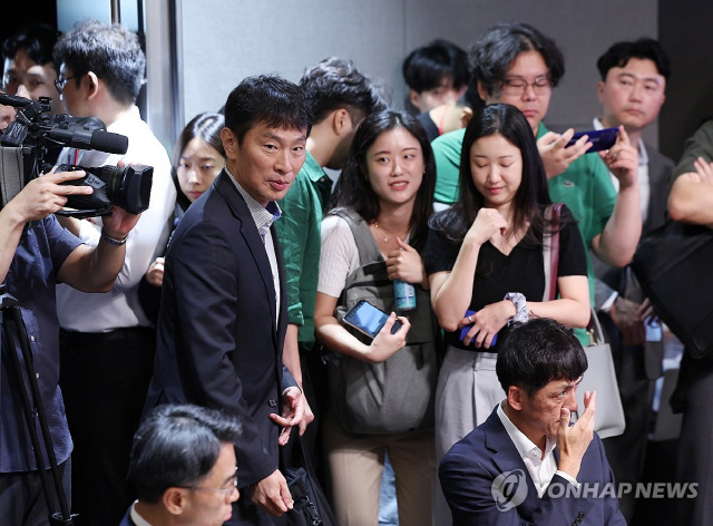 이복현 금융감독원장이 4일 오전 서울 영등포구 KB국민은행 신관에서 열린 가계대출 실수요자 및 전문가 현장간담회에 들어서고 있다. [연합뉴스]